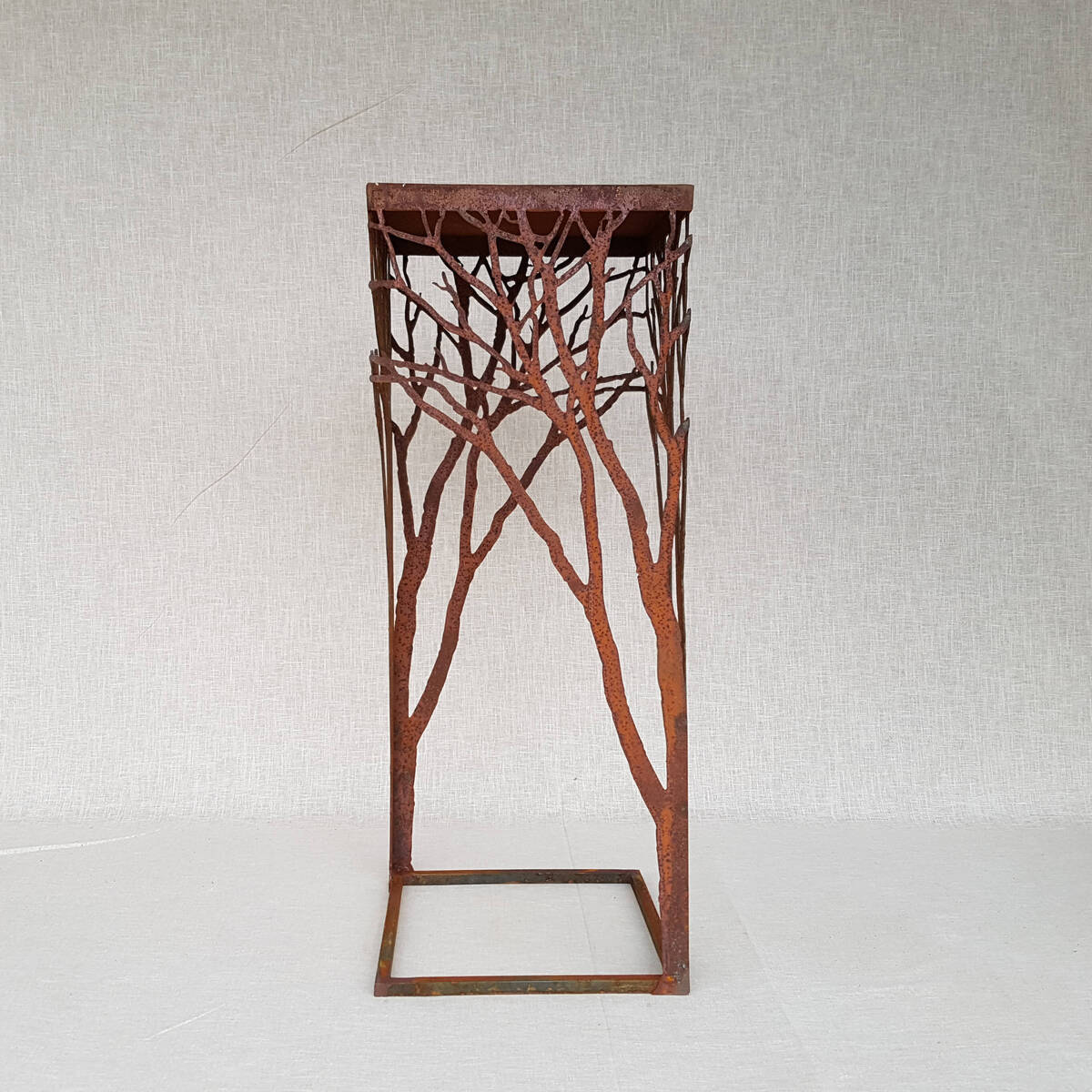 Table en fer rouillé, avec branches stylisées, magnifique