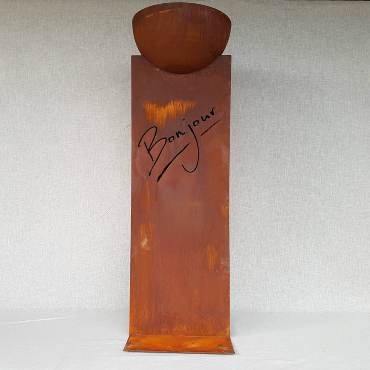 Colonne en fer rouillé avec BONJOUR découpé, avec une demi-sphère pour planter