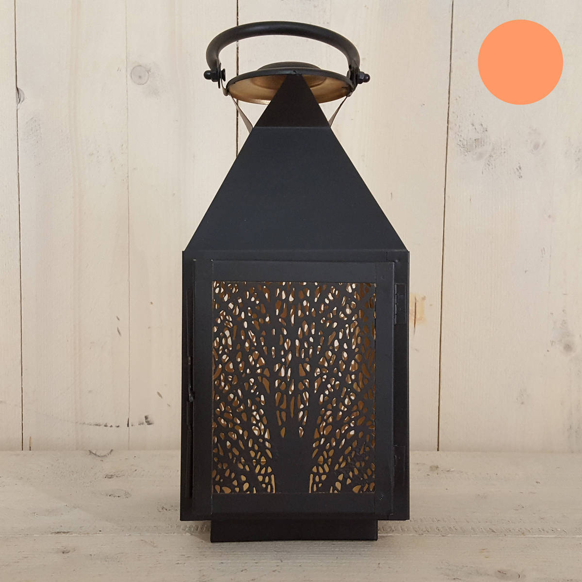 Laterne aus Metall, fein ausgeschnitten