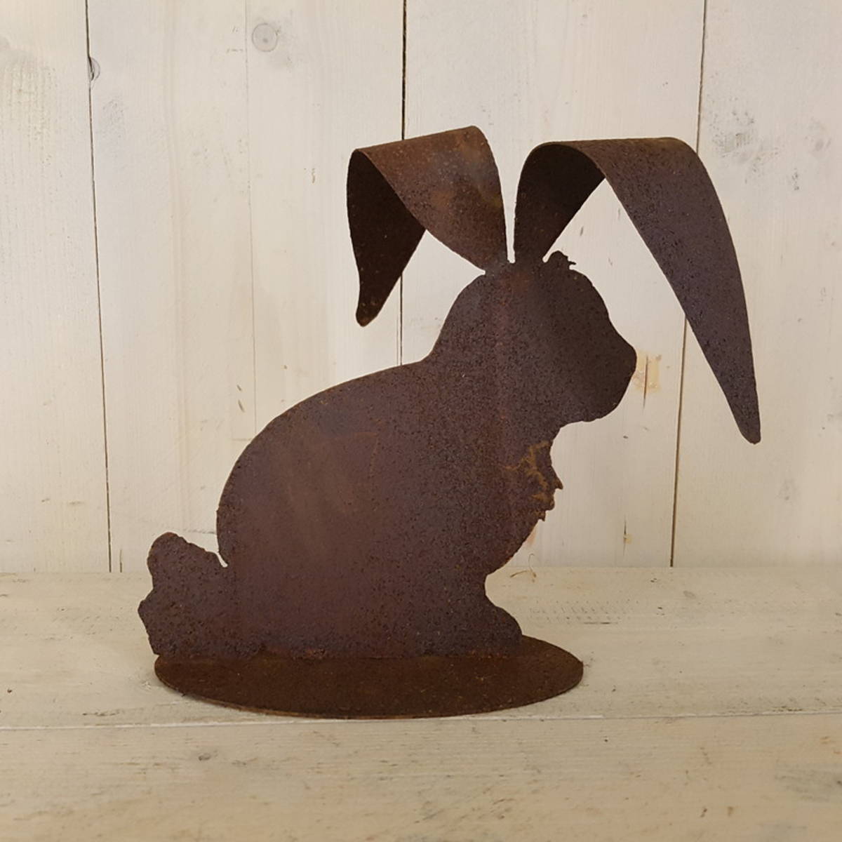 Hase aus Rostmetall, auf einer Platte