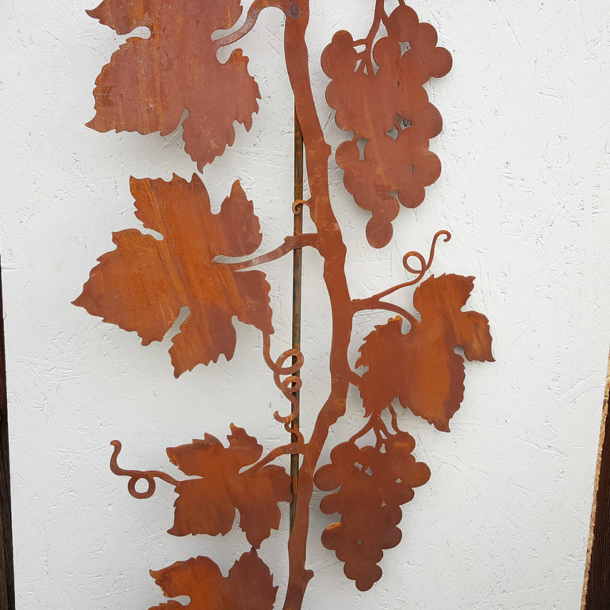 Weinrankenstab mit Kugel aus Rosteisen, H 180cm