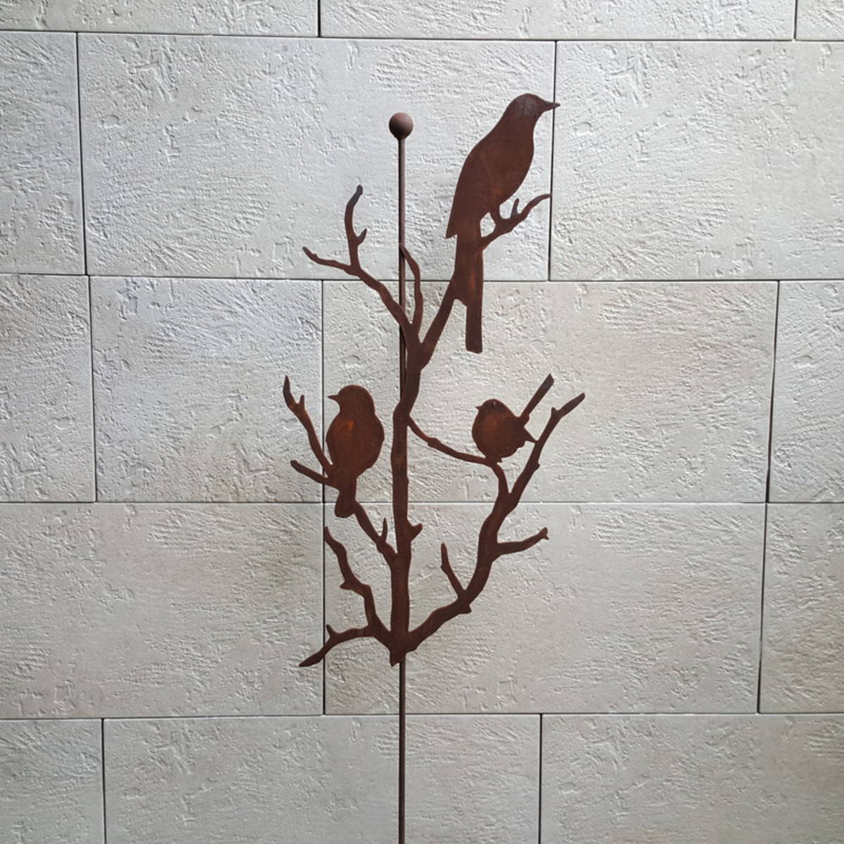 Groupe d'oiseaux, sur tige en fer rouillé, H. 120cm