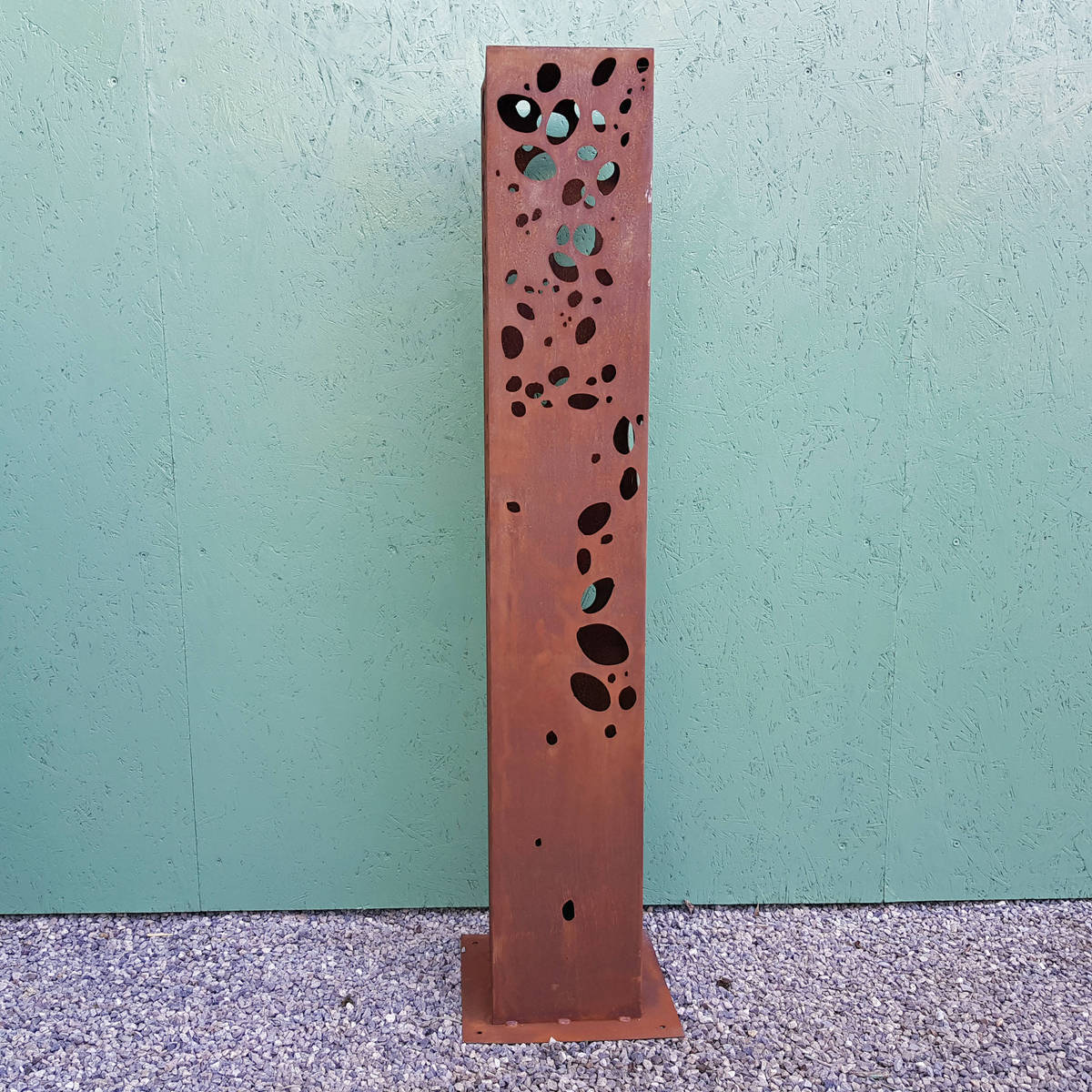 Colonne en fer rouillé, découpée, H. 145cm