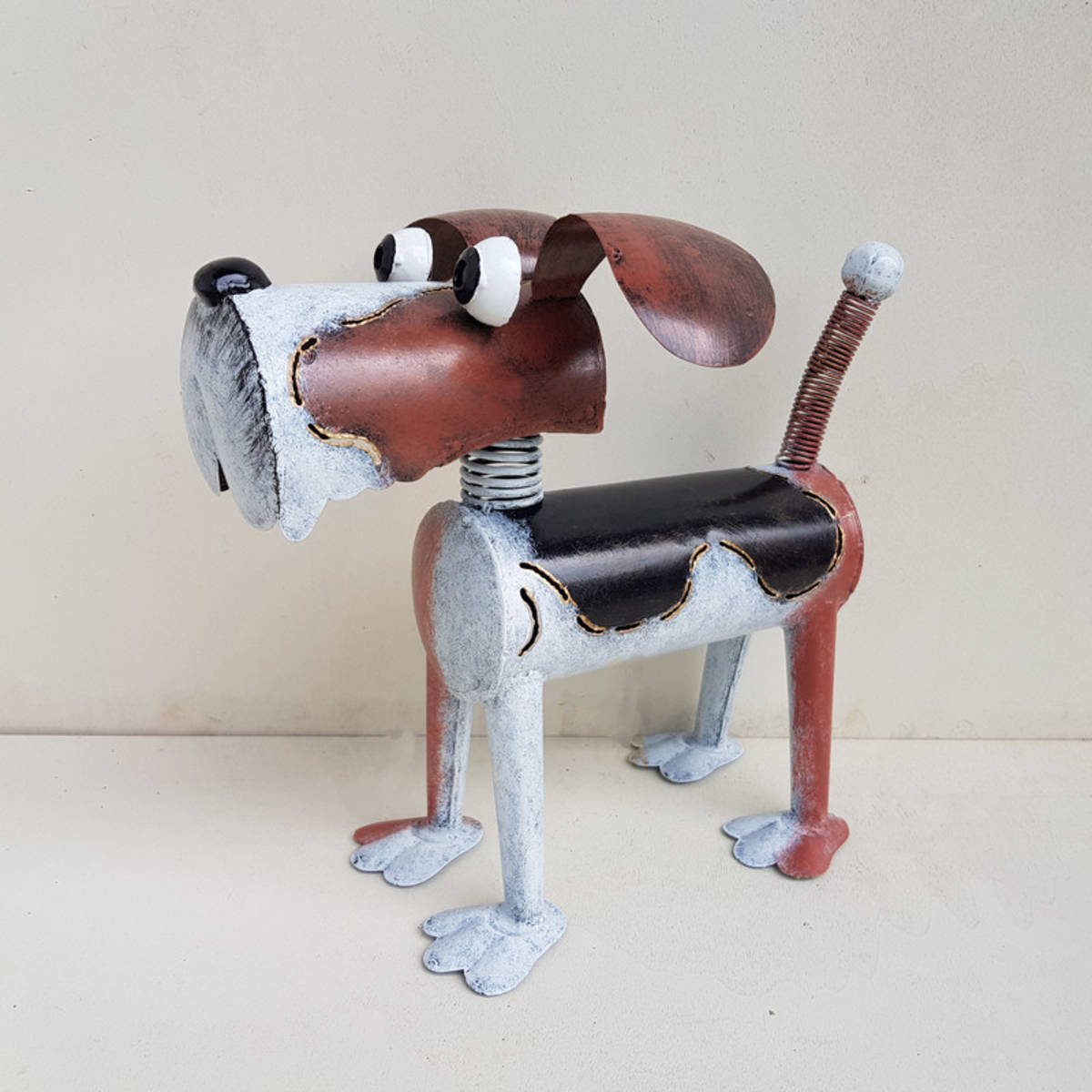 Chien en métal peint, L. 36 cm