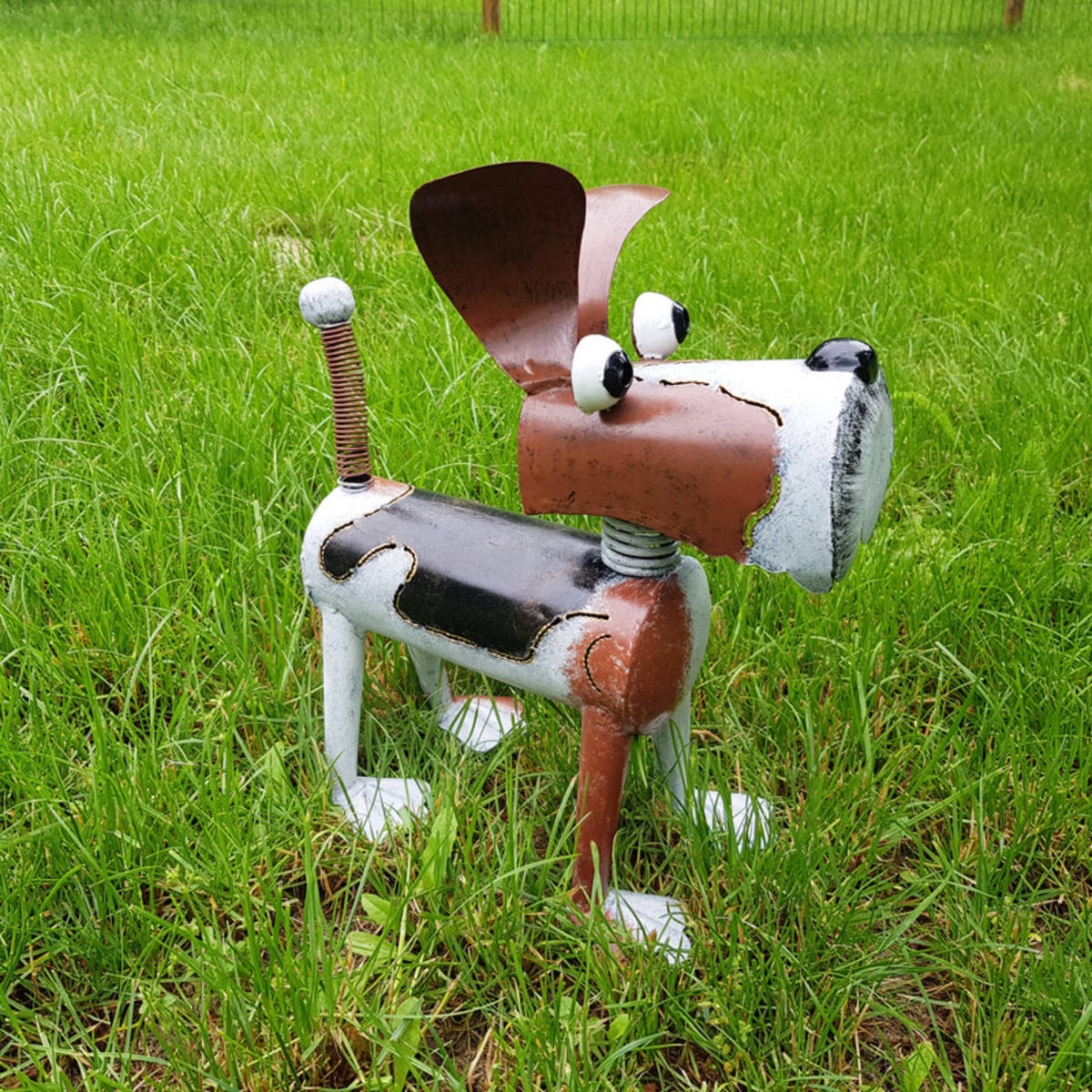 Chien en métal peint, L. 36 cm