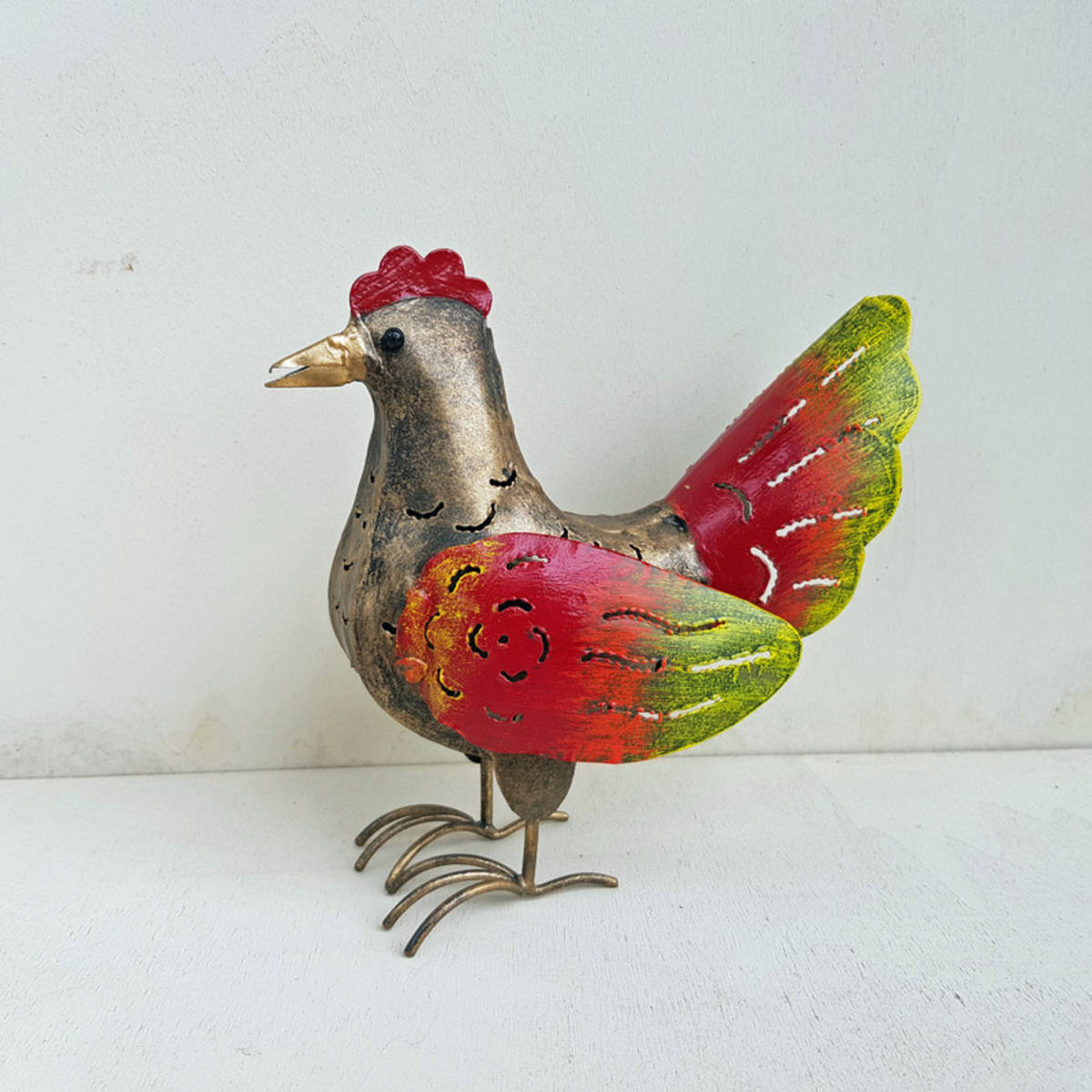 Poule en métal peint, H. 17 cm