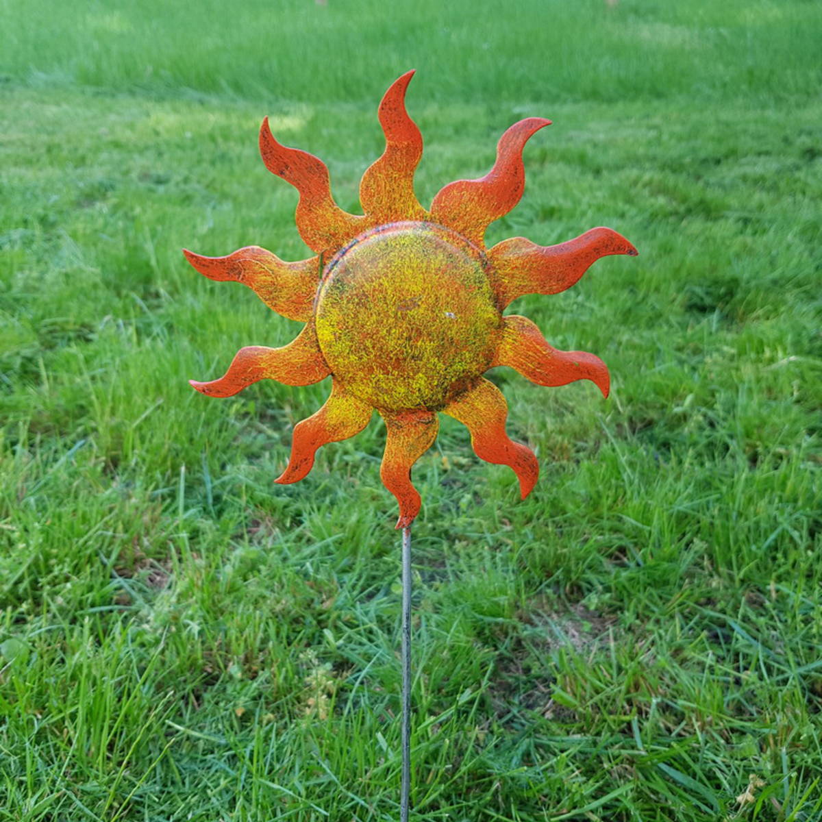 Soleil en métal peint, sur tige H. 45cm