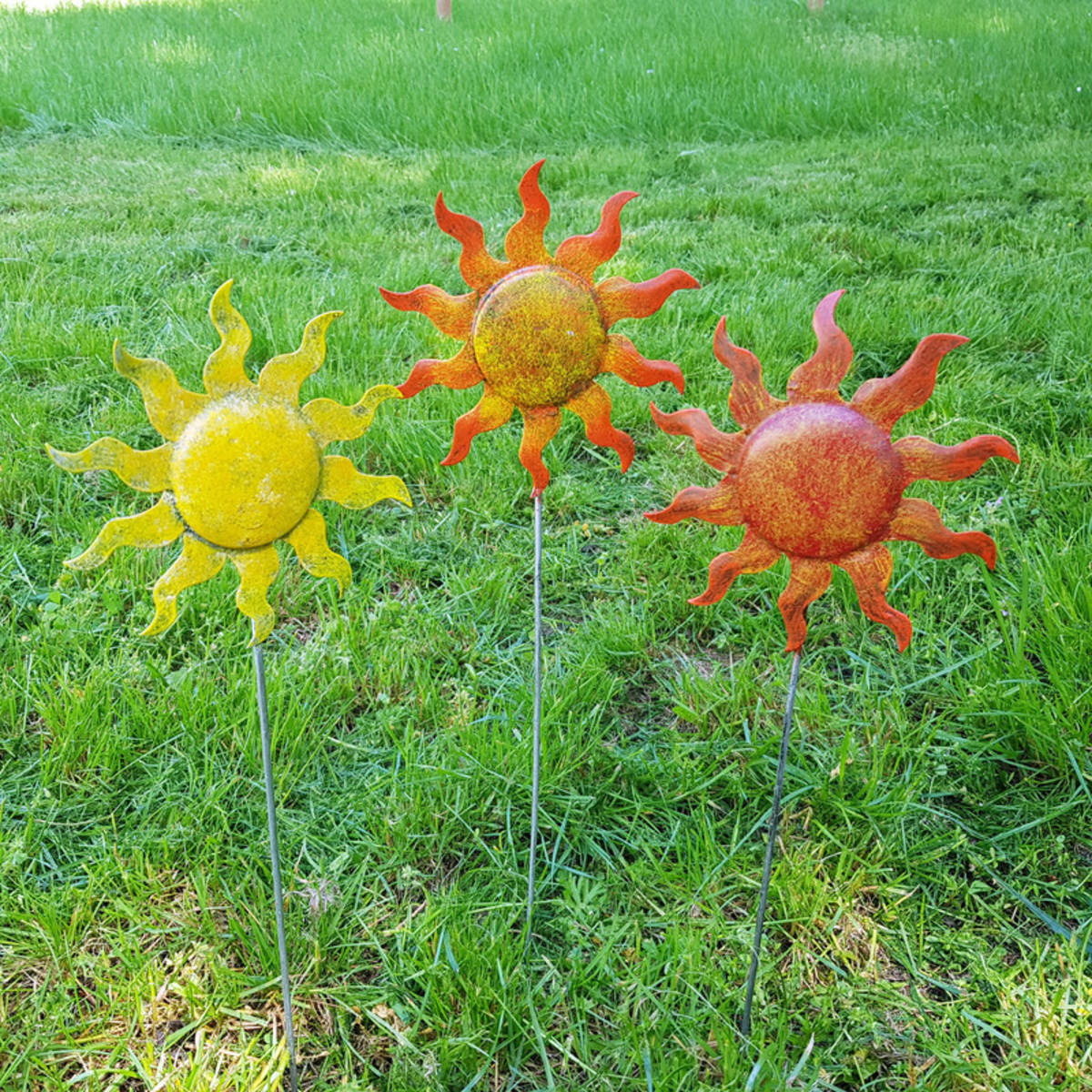 Soleil en métal peint, sur tige H. 45cm