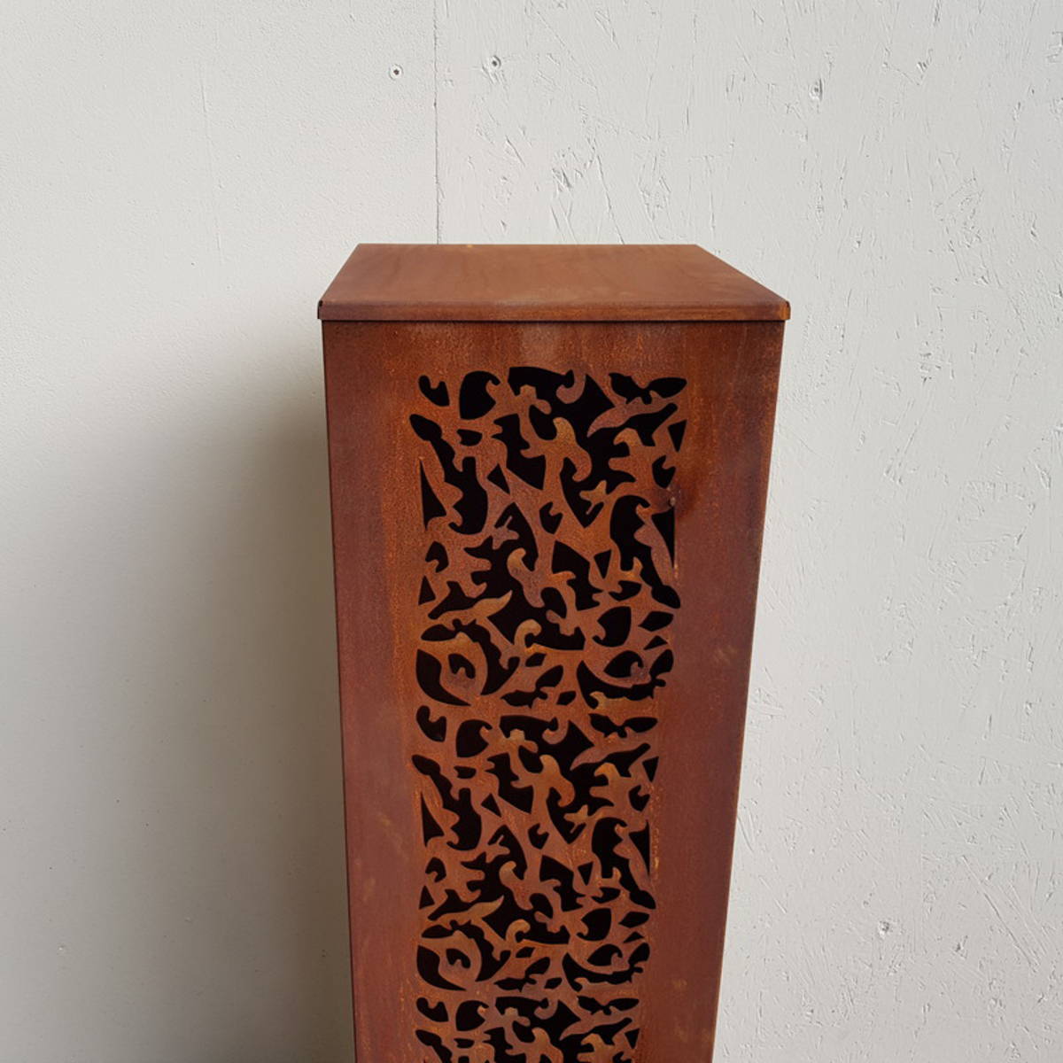 Colonne en fer rouillé avec fine découpe, H. 100cm