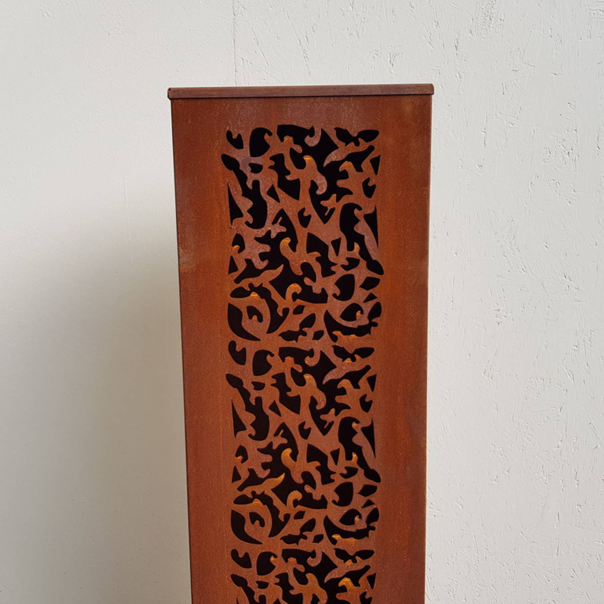Colonne en fer rouillé avec fine découpe, H. 120cm