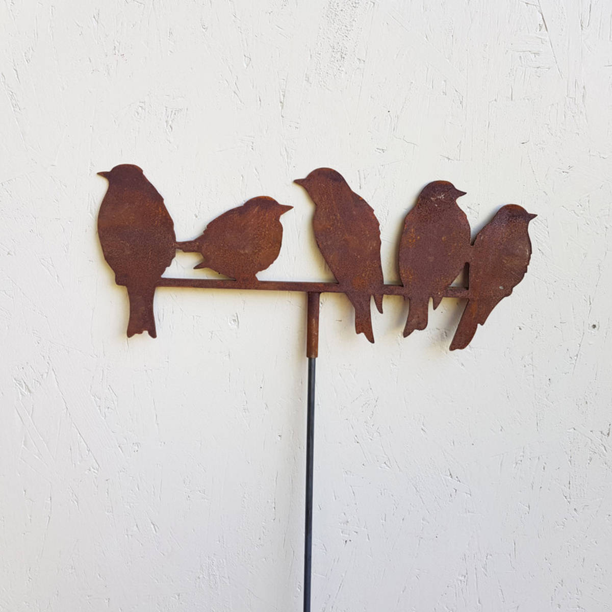 Groupe d'oiseaux, sur tige en fer rouillé, H. 135cm