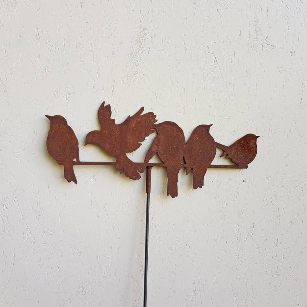Groupe d'oiseaux, sur tige en fer rouillé, H. 135cm