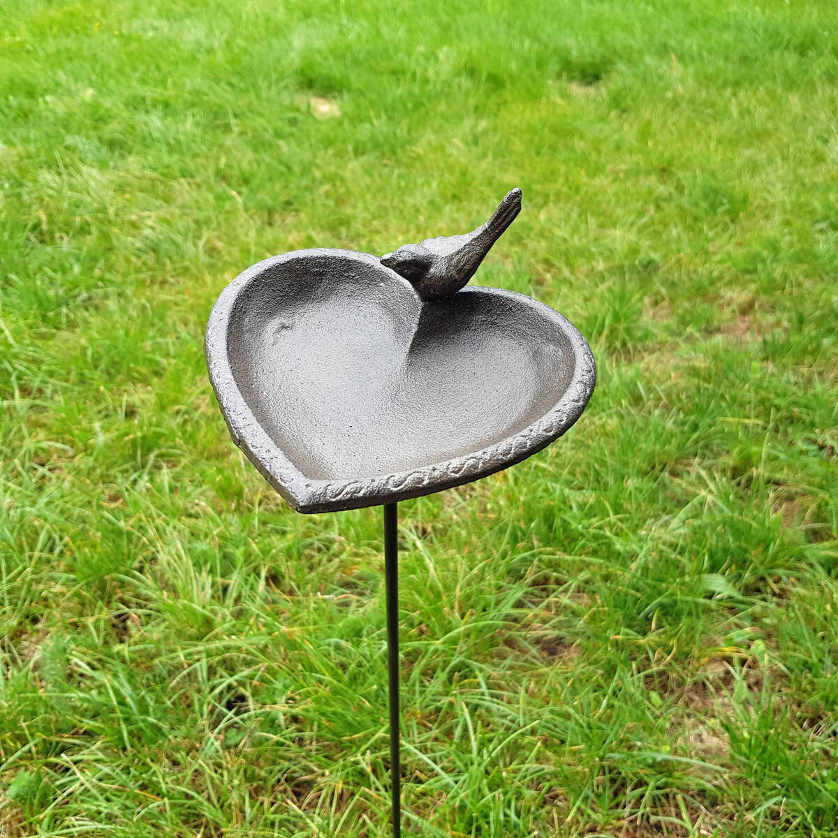 Abreuvoir pour oiseaux en fonte, à piquer
