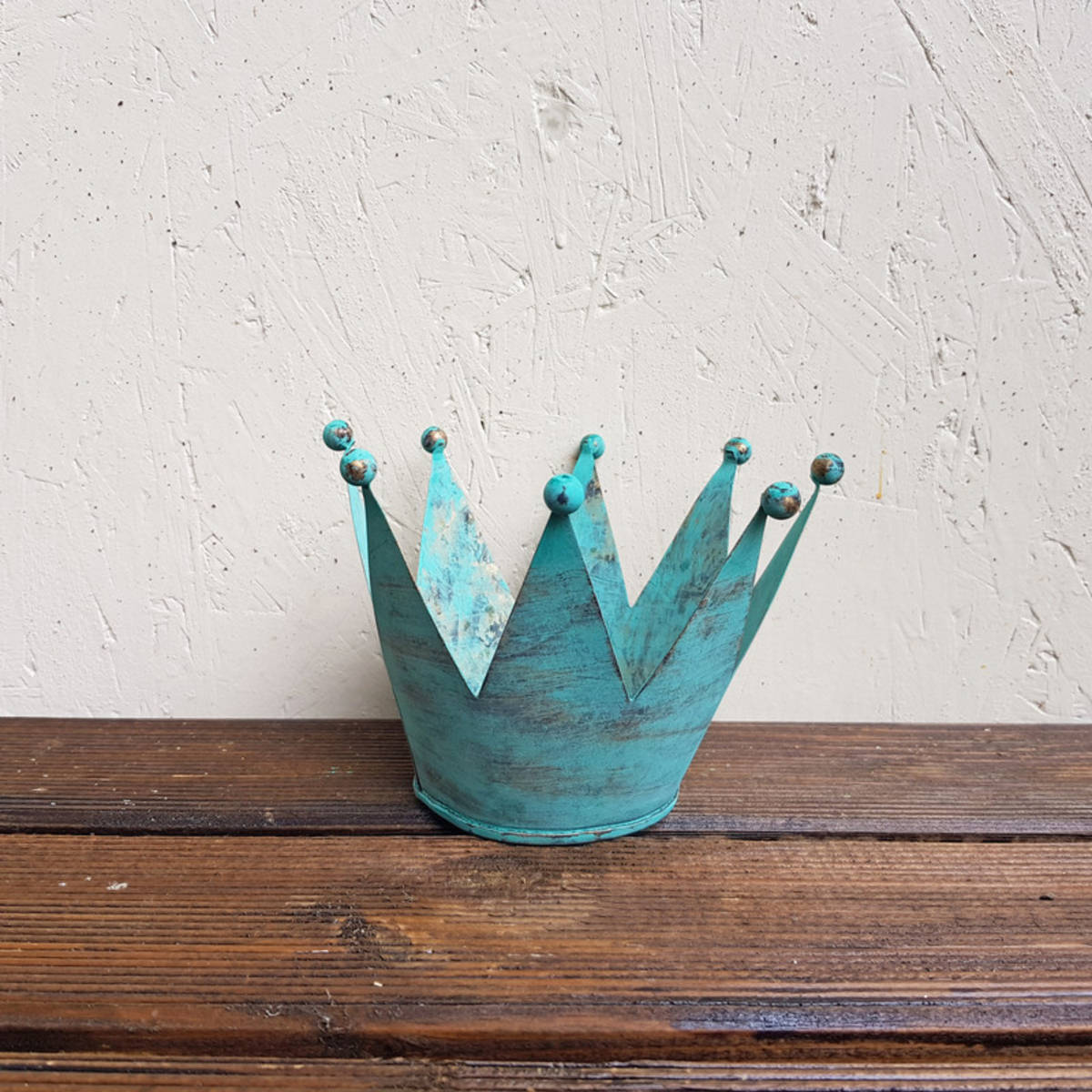 Couronne en métal peint