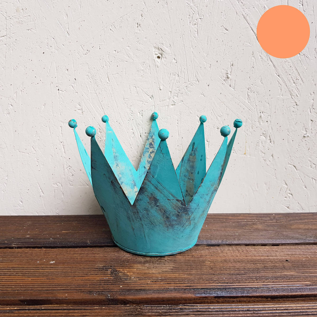 Couronne en métal peint