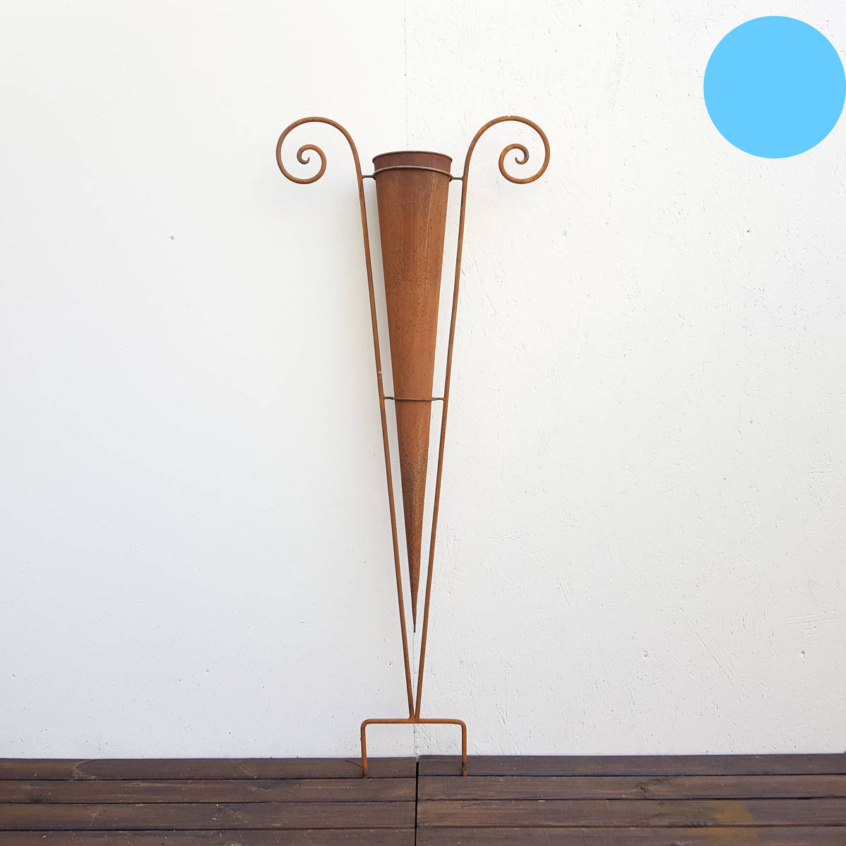 Vase en fer rouillé, avec support, 140 cm