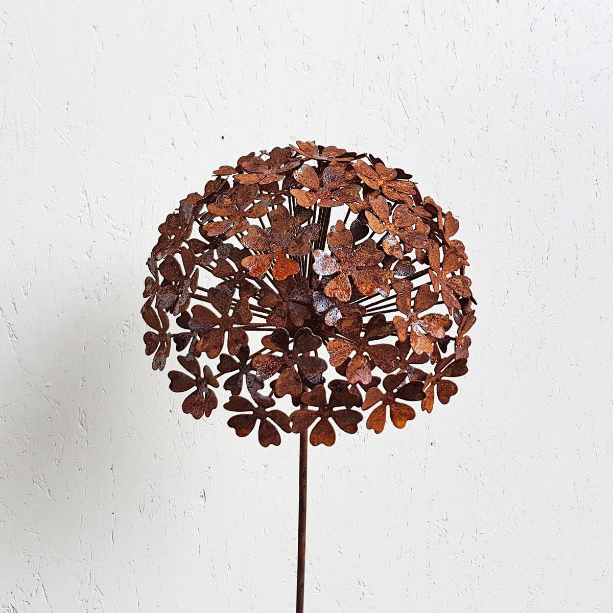 Fleur sur tige, en fer rouillé H. 158cm