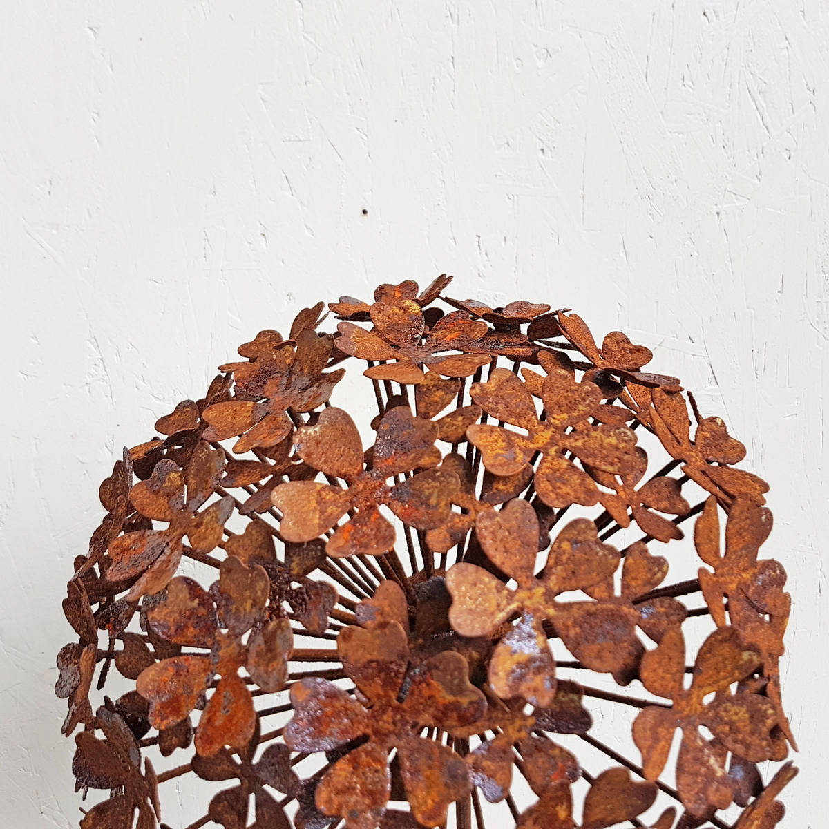 Fleur sur tige, en fer rouillé H. 158cm