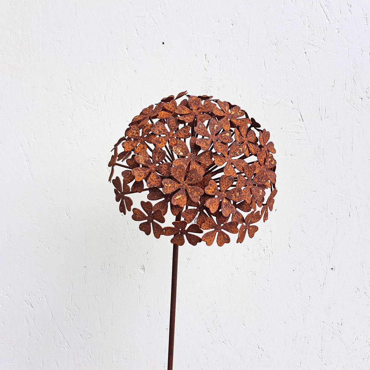 Fleur en fer rouillé, sur tige, H. 154cm