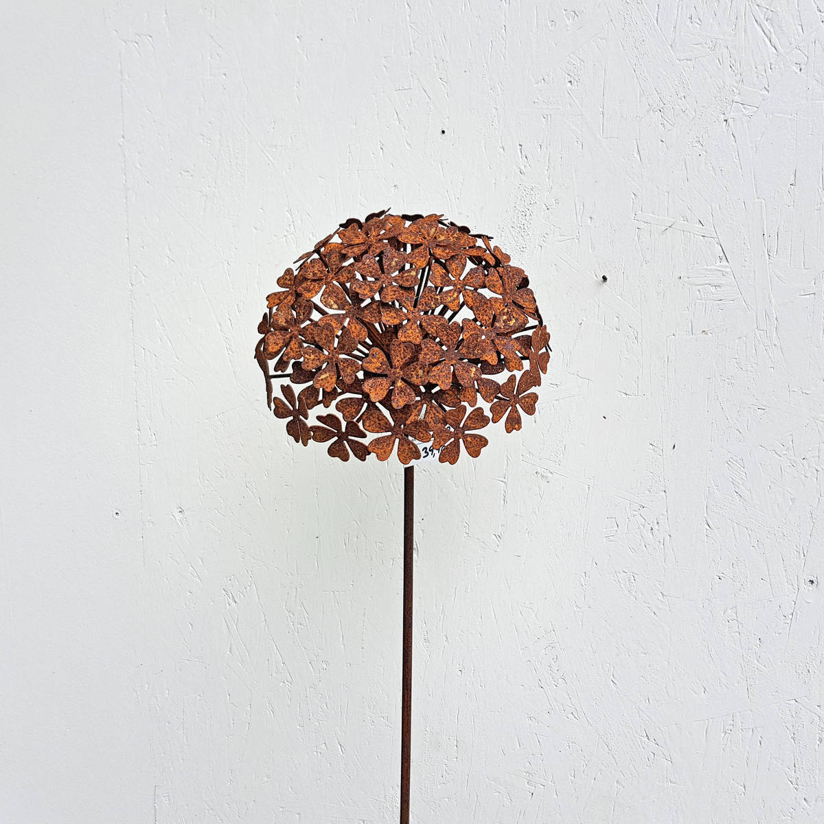 Fleur en fer rouillé, sur tige, H. 154cm