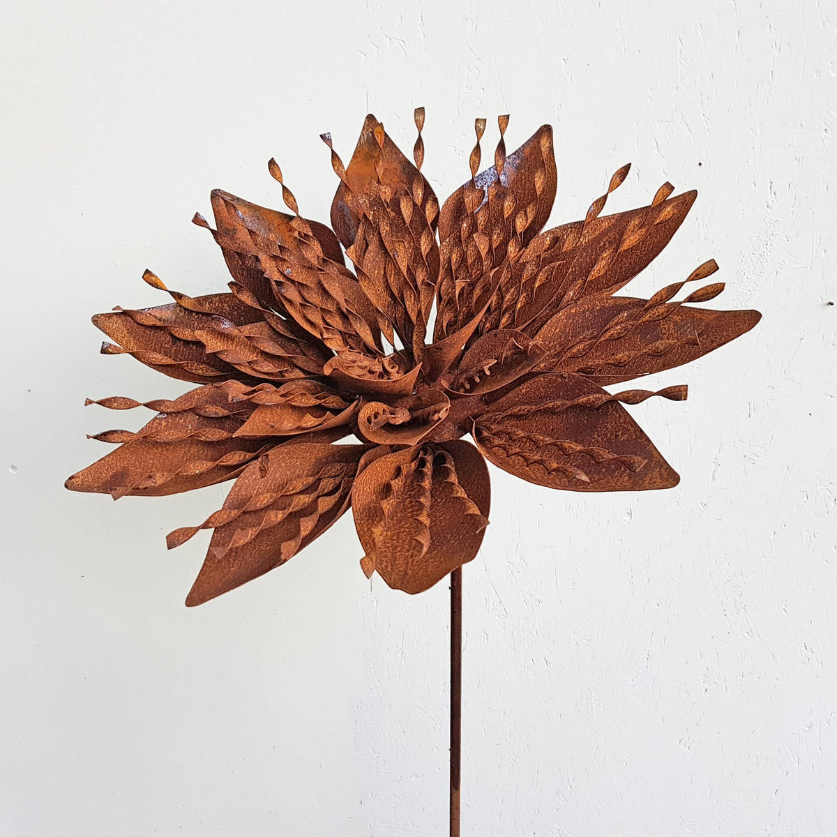 Fleur en fer rouillé, sur tige, H. 140cm