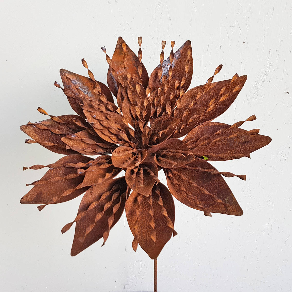Fleur en fer rouillé, sur tige, H. 140cm