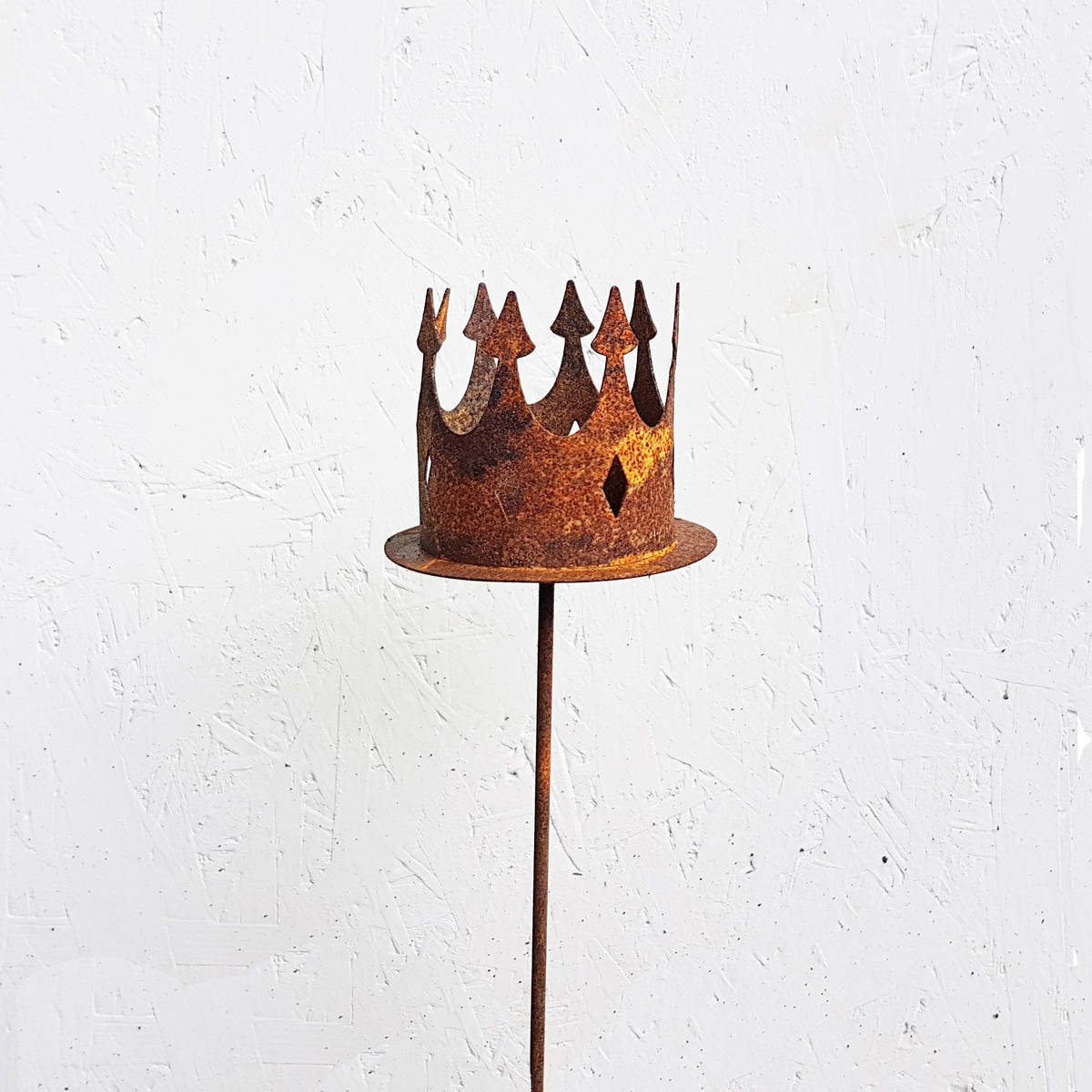Couronne sur tige, en fer rouillé, H. 53cm