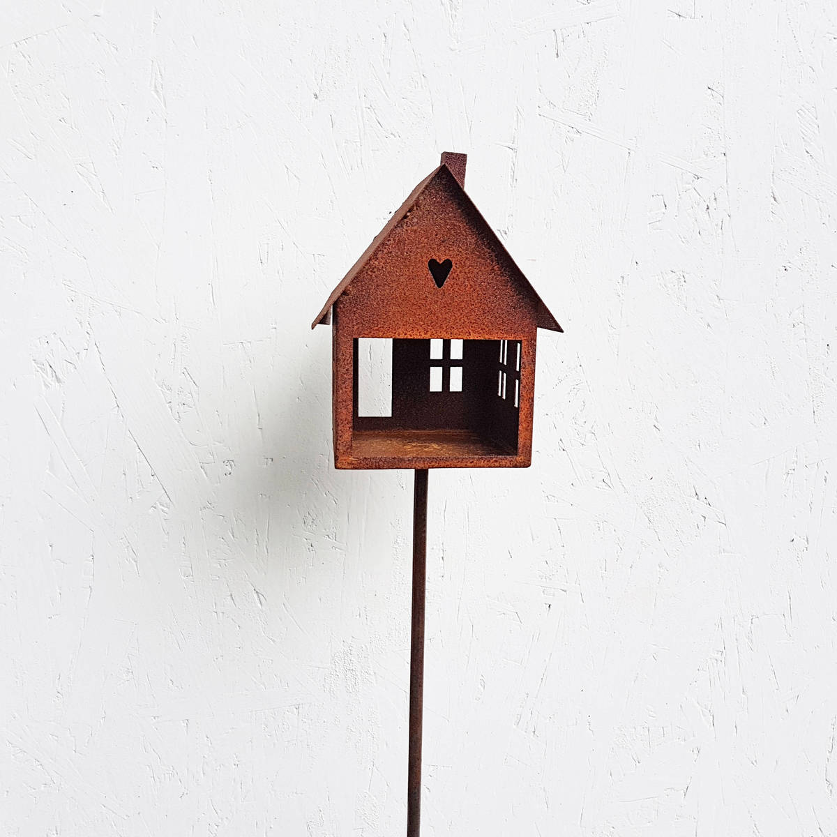 Maisonnette sur tige, en fer rouillé, H. 115cm