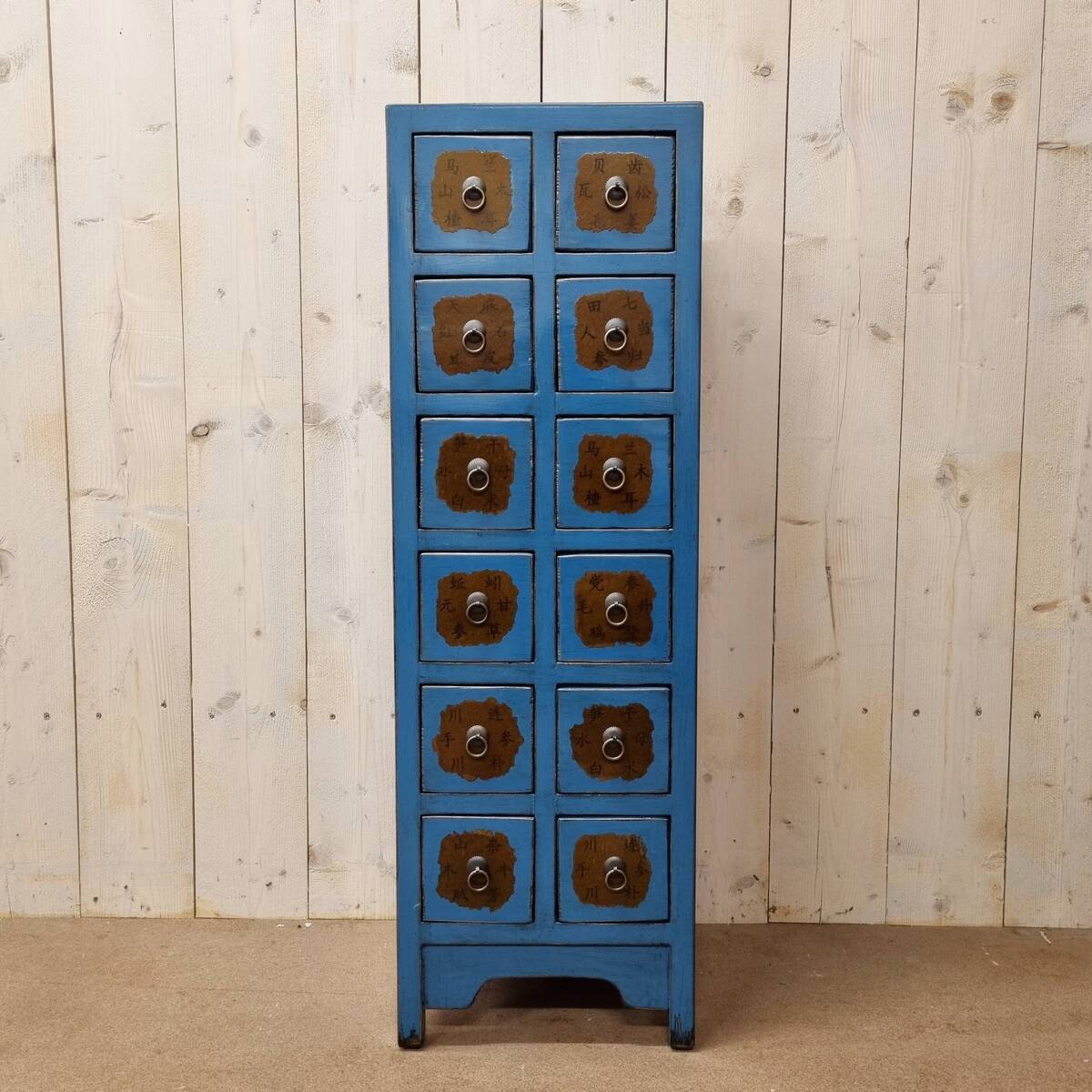 Chinesische Kommode, blau, mit Beschriftung auf den Schubladen