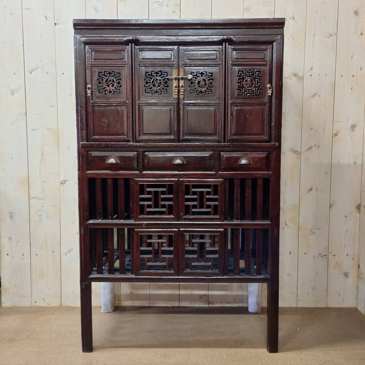 Antike chinesische Schrank, braun alt gemacht, wunderschön