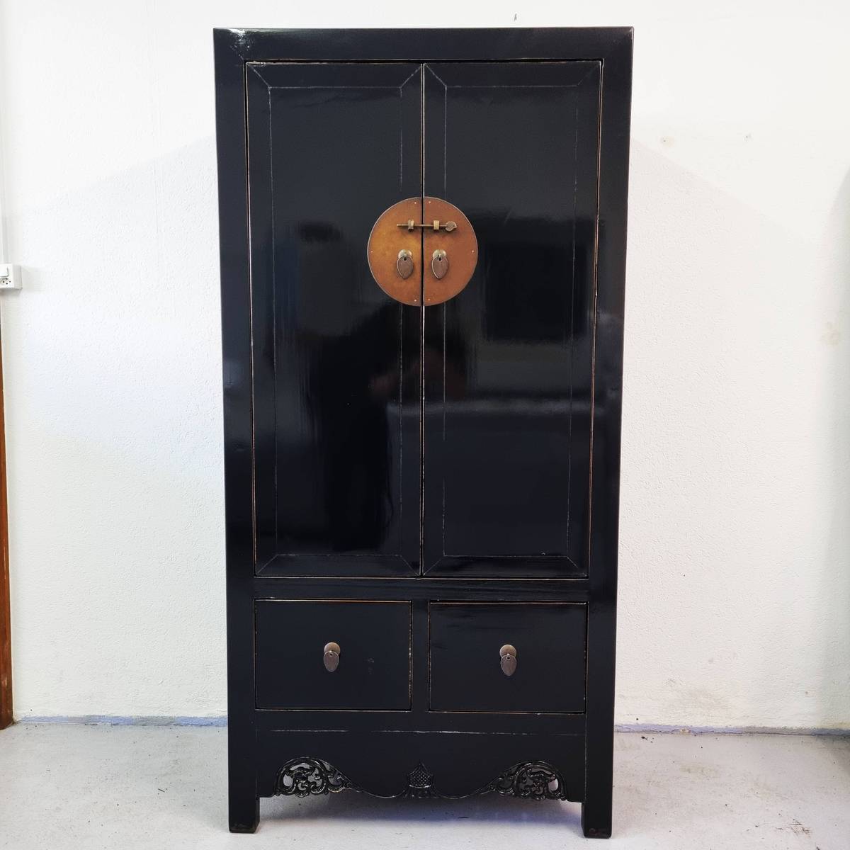Traditioneller chinesischer Schrank, schwarz alt gemacht