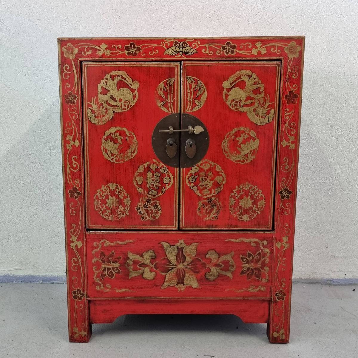 Petite commode chinoise ancienne, avec peinture traditionnelle, rouge antique