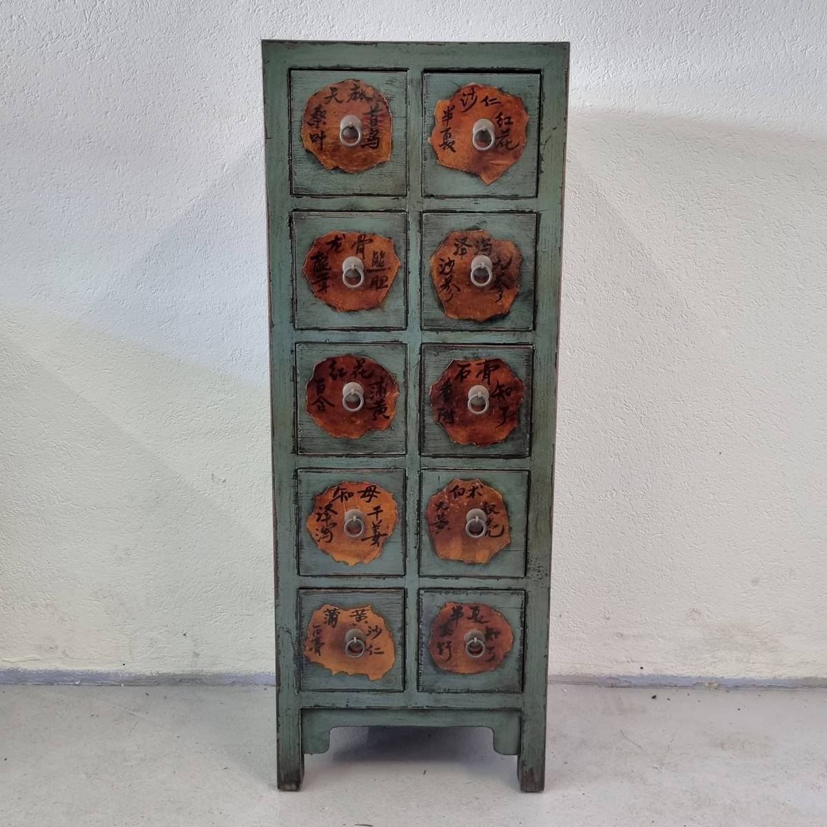 Commode chinoise ancienne, grise, avec inscription sur les tiroirs