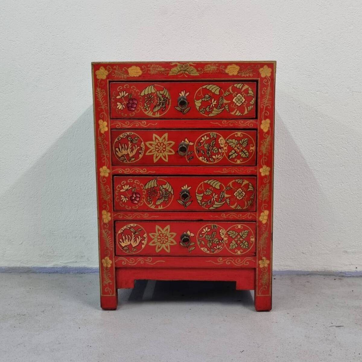 Antike chinesische Kommode, 4 Schublade, rot alt gemacht, H. 82 cm
