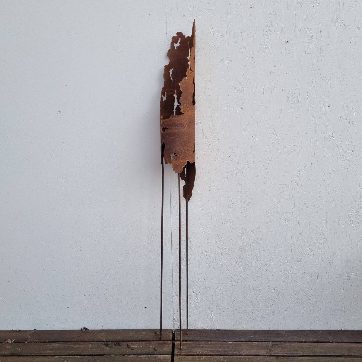 Photophore en fer rouillé, sur trois tiges, 150 cm