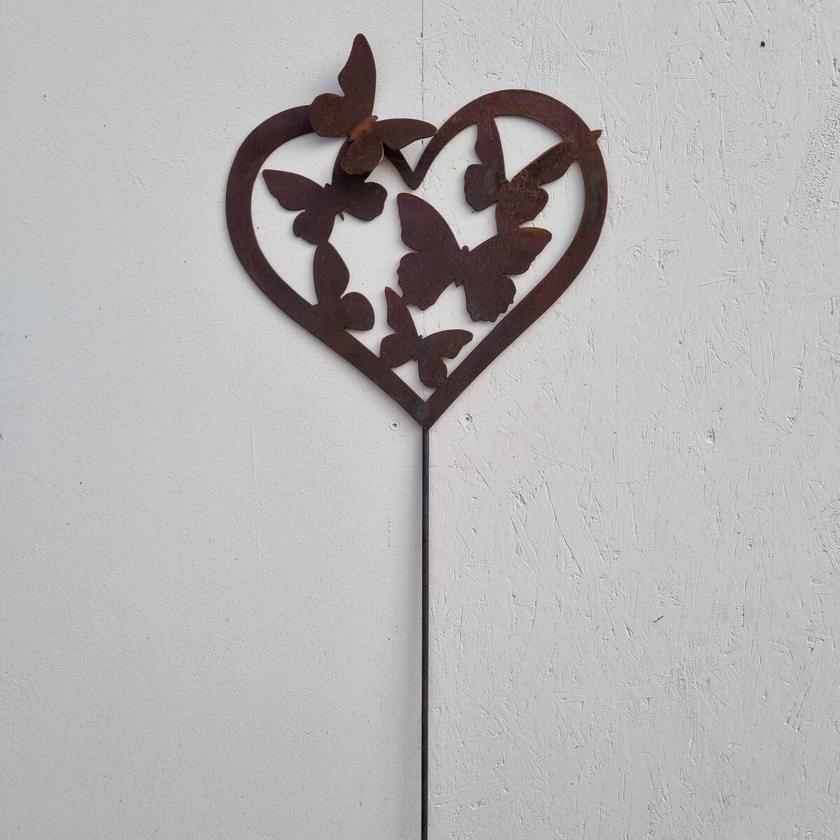 Herz aus Rosteisen, auf Stab, mit Schmetterling, 156 cm