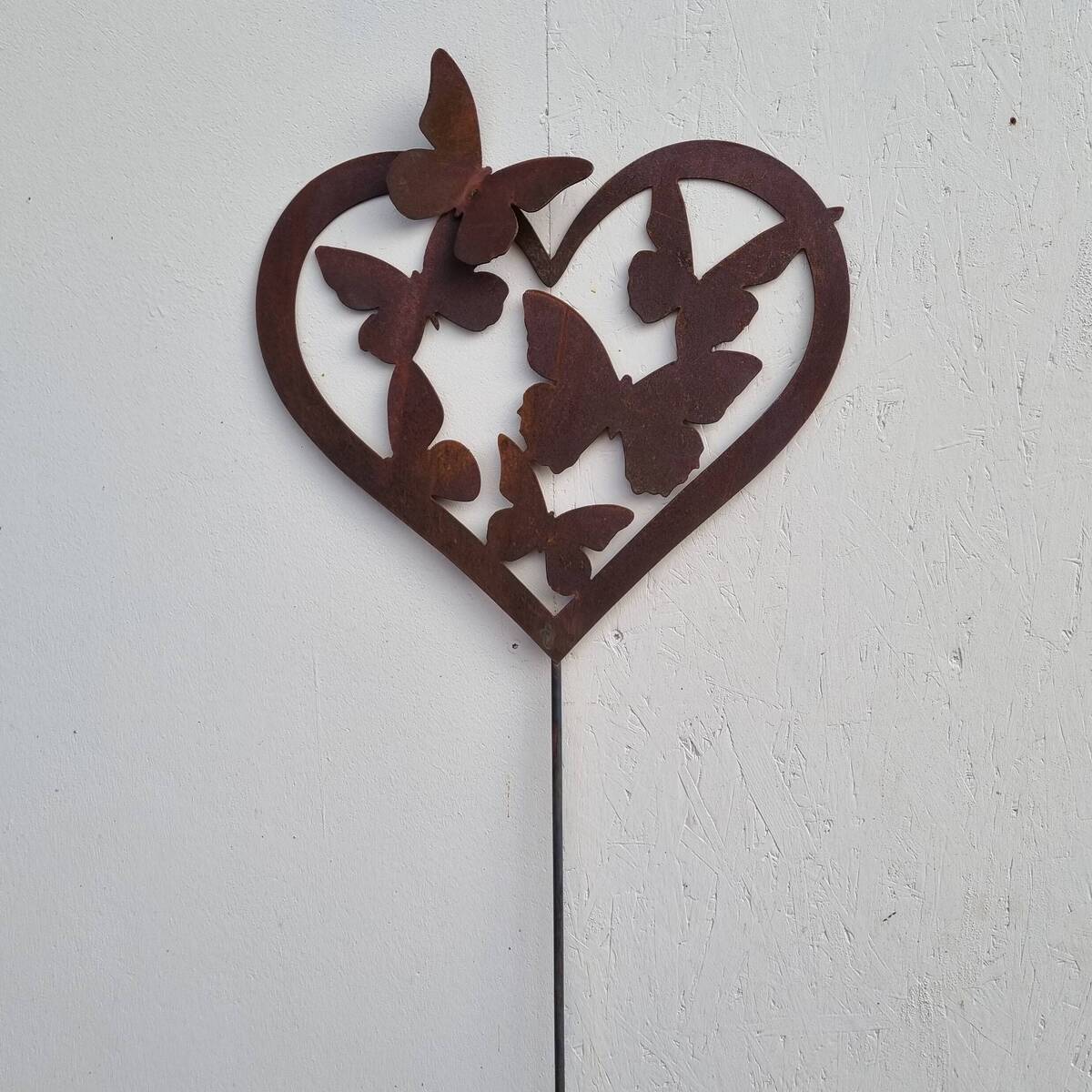 Herz aus Rosteisen, auf Stab, mit Schmetterling, 163 cm