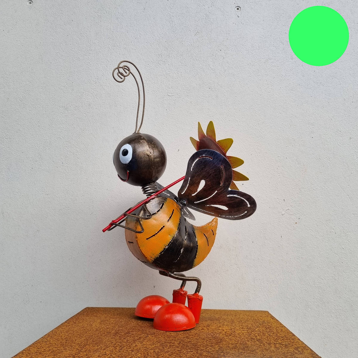 Abeille avec tournesol, en métal peint, 39 cm