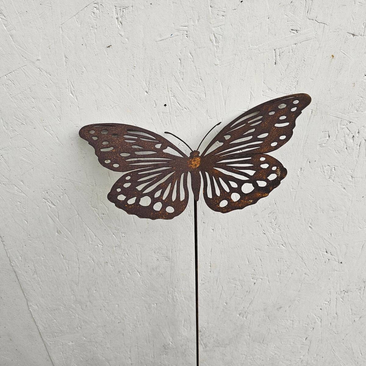 Schmetterling aus Rosteisen, auf Stab, 98 cm