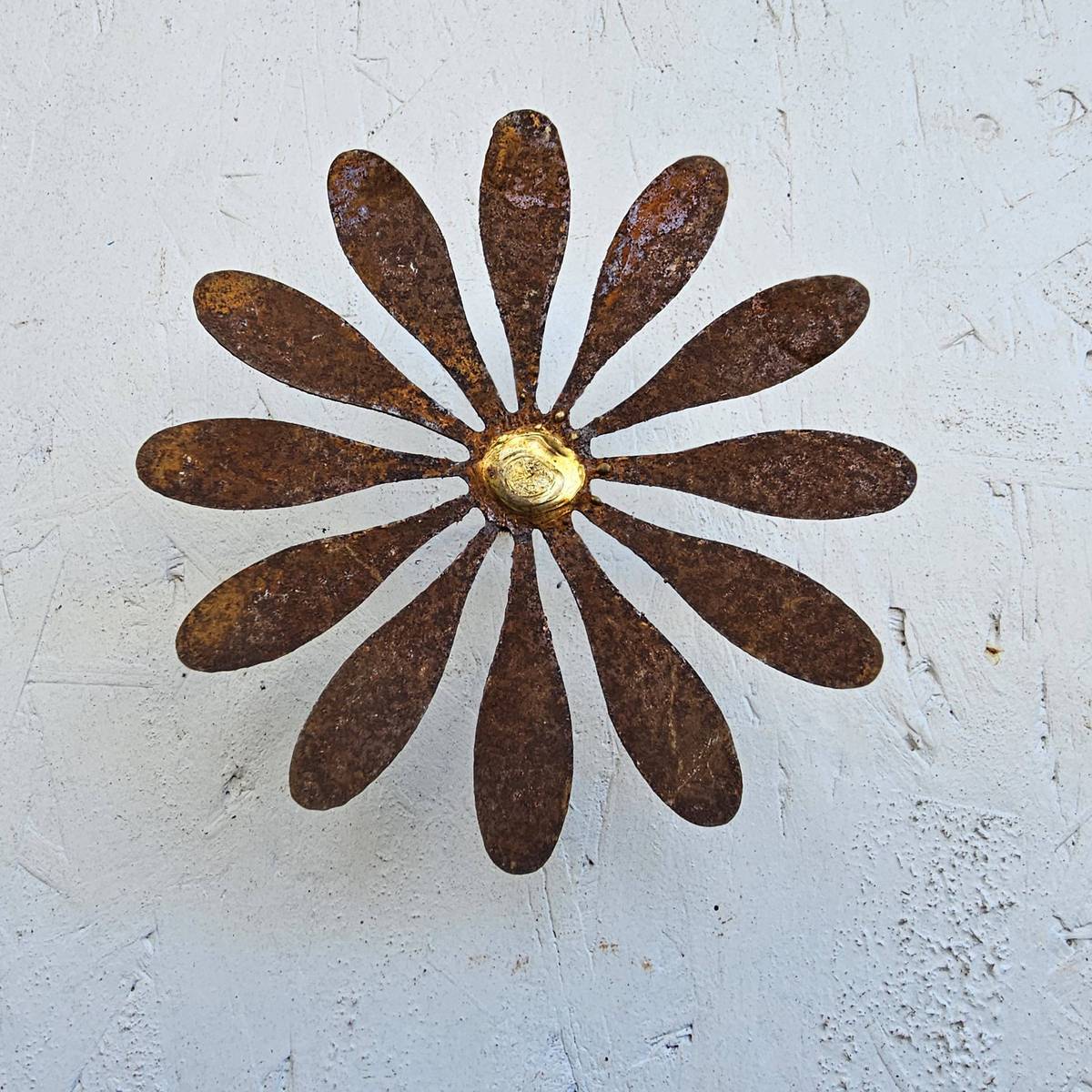Fleur en fer rouillé, doré au milieu, D.12 cm