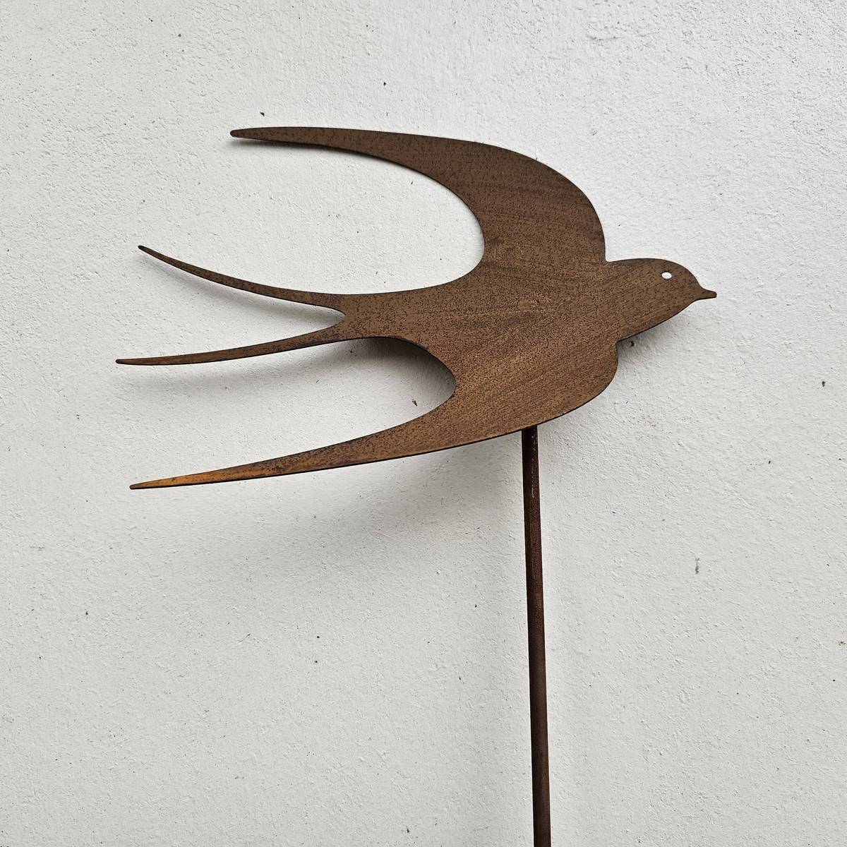 Hirondelle sur tige, en fer rouillé, 107 cm