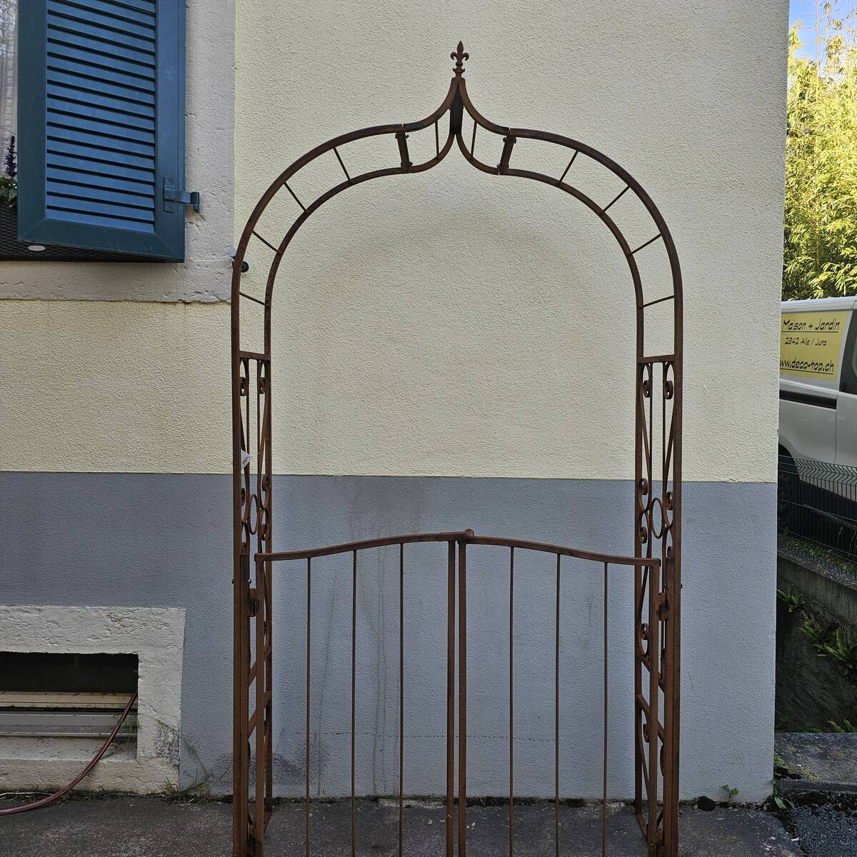 Rosenbogen aus Rosteisen, mit Türen, Höhe Ihnen 223 cm, Breite Ihnen 125 cm