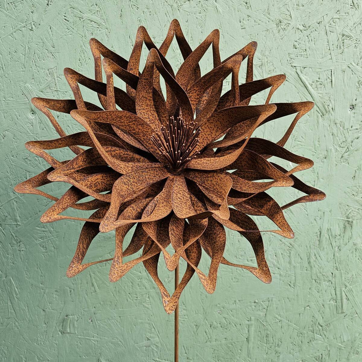 Fleur en fer rouillé, Ø 43 cm, H. 158 cm