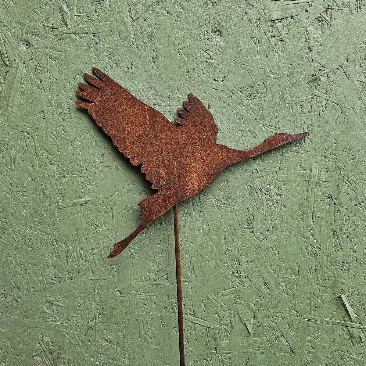 Echassier en vol, en fer rouillé, sur tige, 145 cm