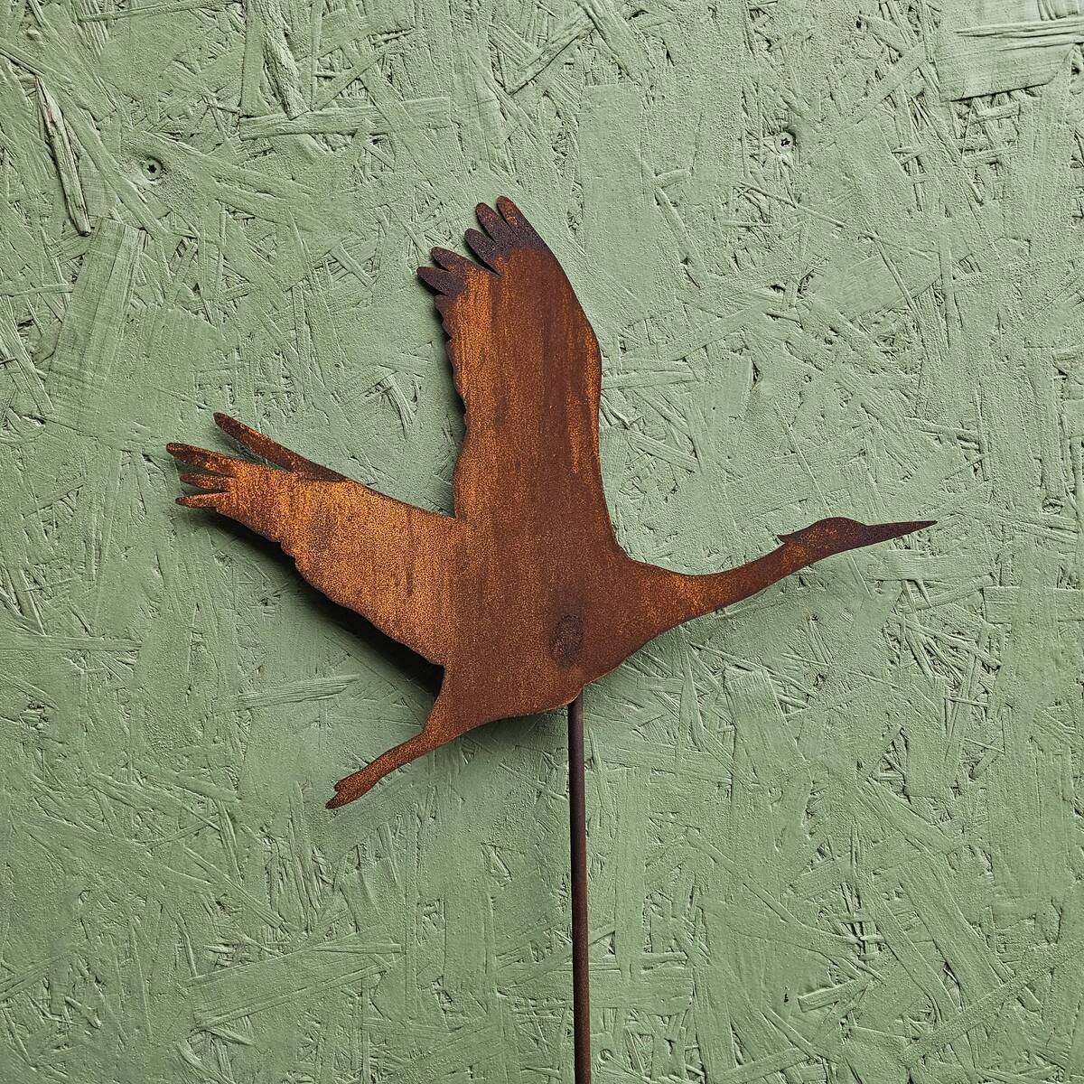 Echassier en vol, en fer rouillé, sur tige, 145 cm