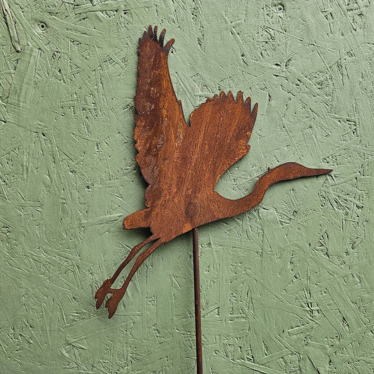 Echassier en vol, en fer rouillé, sur tige, 145 cm