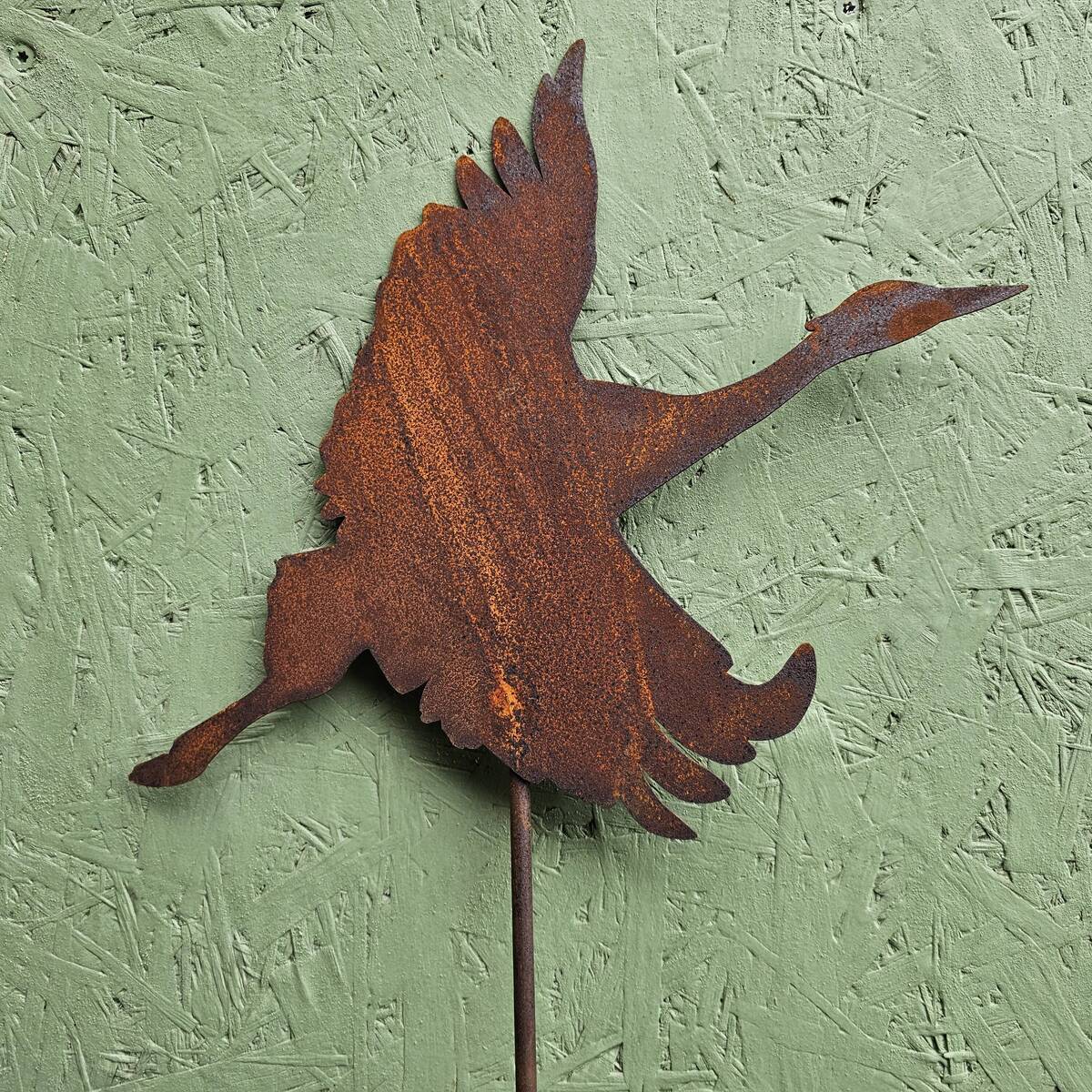 Echassier en vol, en fer rouillé, sur tige, 145 cm