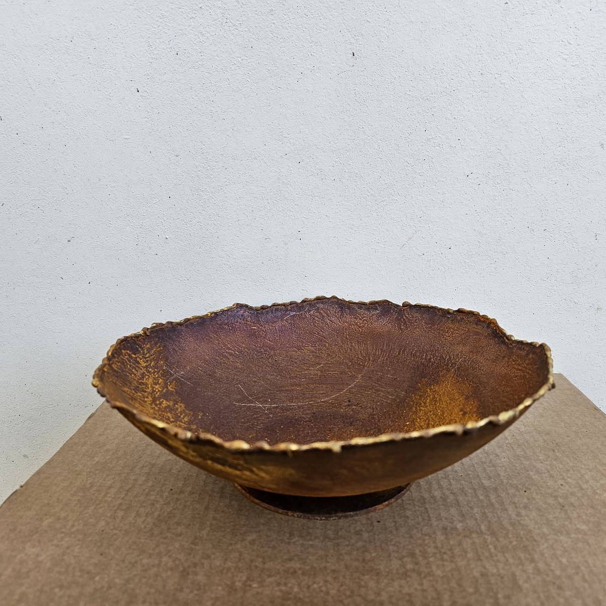 Schale aus Rosteisen, mit Goldrand, D. 27 cm 