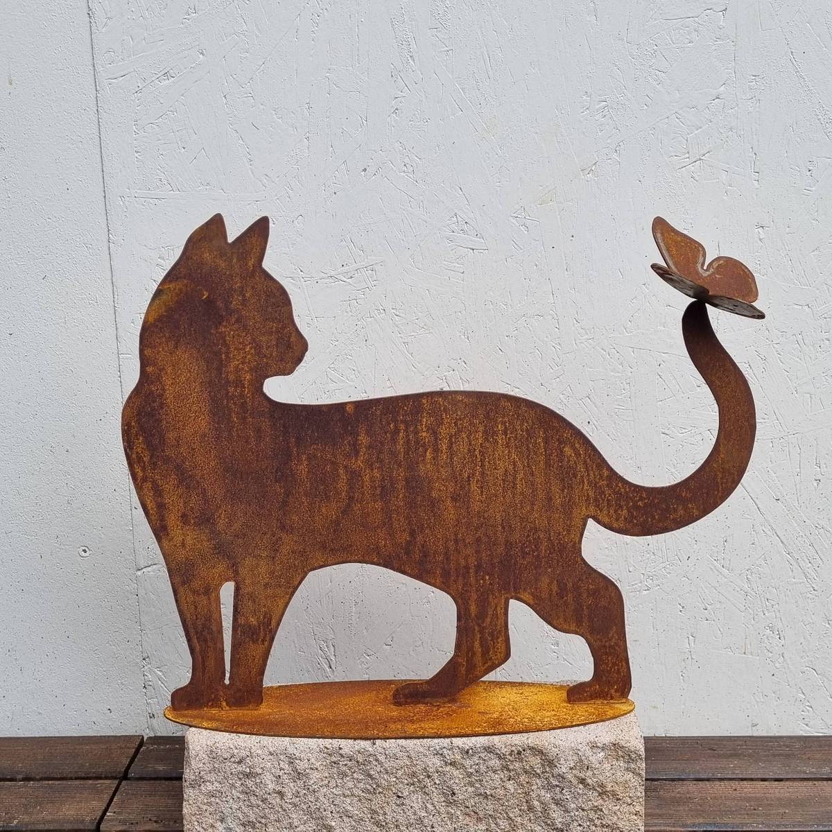 Katze mit Schmetterling aus Rosteisen, 50 cm 