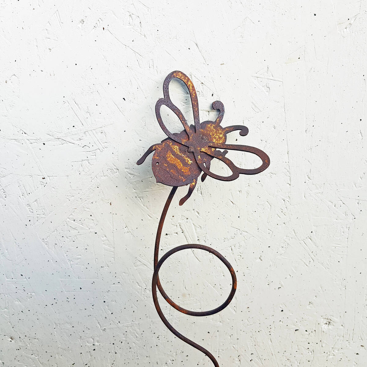 Abeille sur tige en fer rouillé, hauteur 58cm